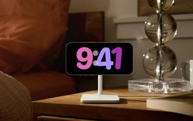 iOS 17引入待机显示！不用靠近 信息也能一目了然