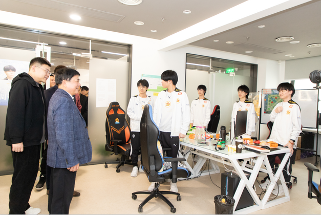 雅客回访北京WB王者荣耀战队新基地，破圈品牌年轻化，深化合作创共赢