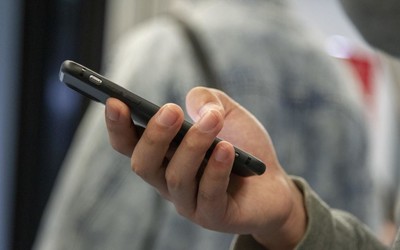新西兰宣布中小学校将禁用手机 因学生读写能力太差