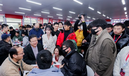 Mike获得劫杯单排冠军，丁磊邀请冠军团队杭州吃火锅