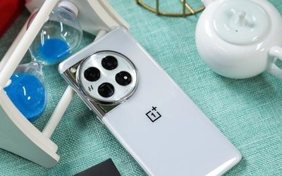 《一加12 OTA更新：屏幕手动亮度提升至800nit，视觉体验再升级！》