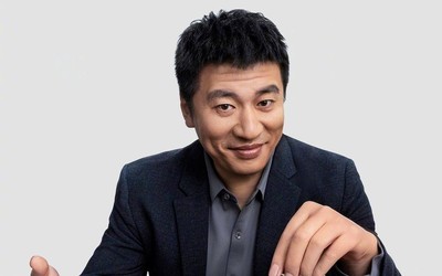 一加手机请来教育博主张雪峰代言 网友：这是华为机主啊